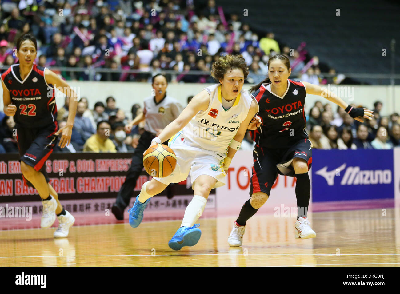 1st Yoyogi Gymnasium, Tokyo, Japan. 12th Jan, 2014. (L to R) Mutya Mori (Antelopes), Asami Yoshida (Sunflowers), Maya Kawahara (Antelopes), JANUARY 12, 2014 - Basketball : All Japan Basketball Championship 2014 Empress's Cup Final between JX-ENEOS Sunflowers 69-61 TOYOTA Antelopes at 1st Yoyogi Gymnasium, Tokyo, Japan. © YUTAKA/AFLO SPORT/Alamy Live News Stock Photo