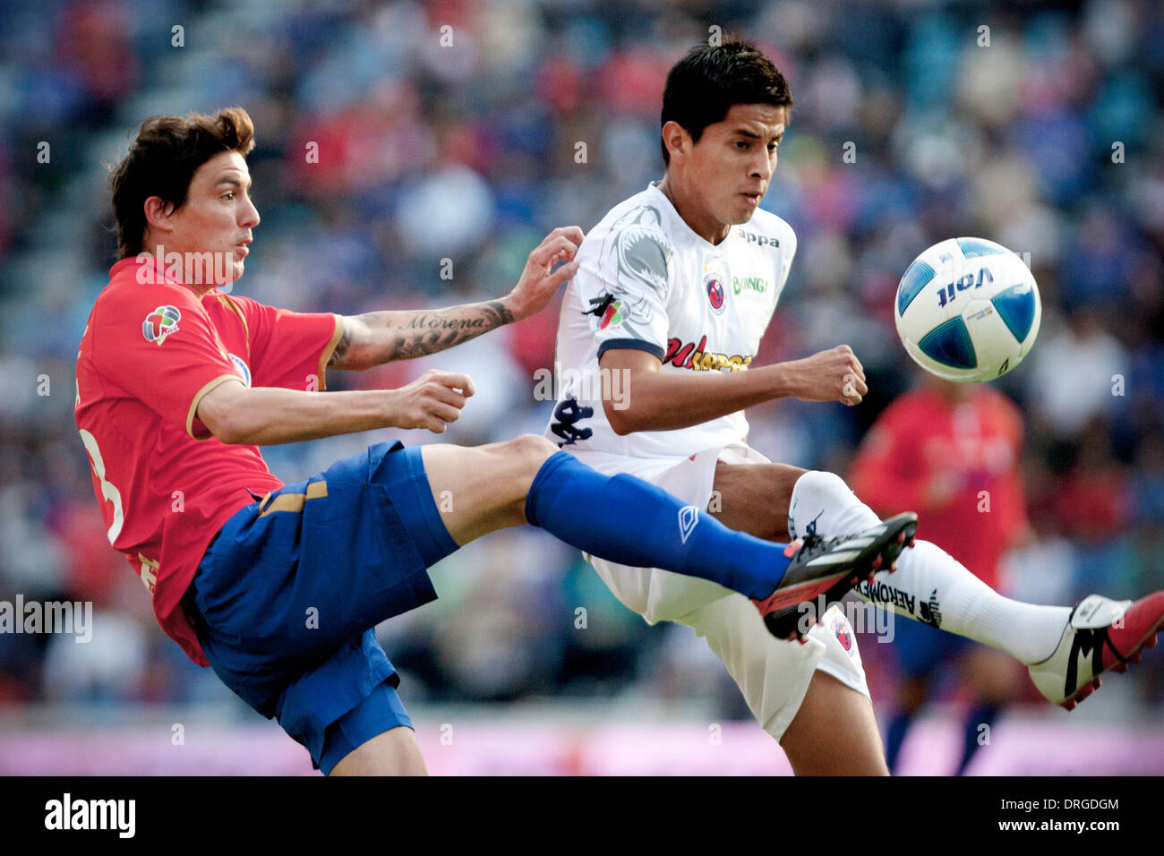 Mexico City, Mexico. 25th Jan, 2014. Mauro Formica (L) of Cruz Azul vies for the ball with Hugo Cid Sanchez (R) of Veracruz during their match of the MX League Closing Tournament 2014, held in the Azul Stadium in Mexico City, capital of Mexico, on Jan. 25, 2014. Credit:  Alejandro Ayala/Xinhua/Alamy Live News Stock Photo