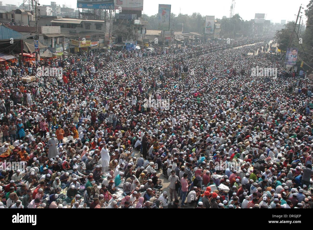 Dhaka, Bangladesh. 26th Jan, 2014. Muslims attend the final prayer for