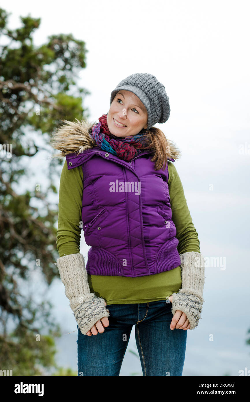 Frau in Winterkleidung in der Natur - woman in winter dress in nature Stock  Photo - Alamy