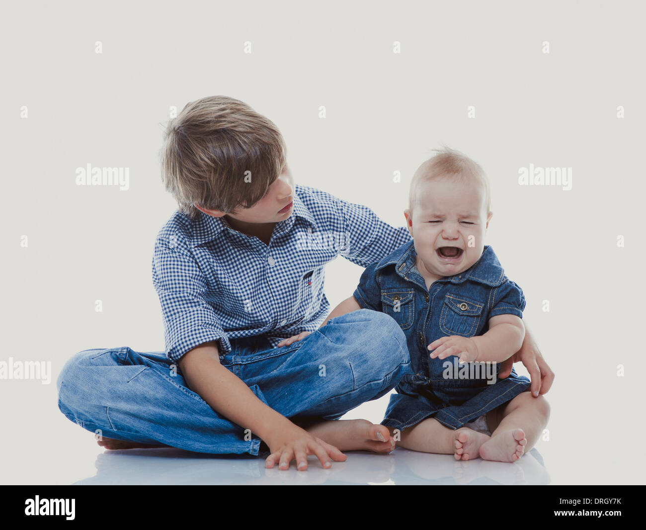 Großer Bruder mit kleiner, weinender Schwester - siblings Stock Photo