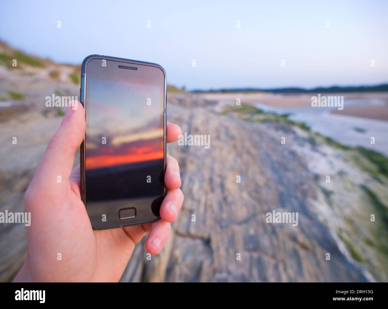 Hand holding mobile cell phone hi-res stock photography and images - Alamy