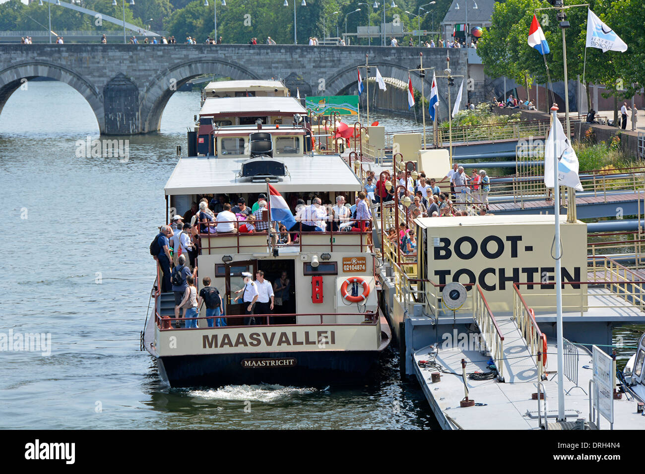Maastricht River Meuse group of passengers onboard to disembark at Boot Tochten from tour boat with next group waiting on jetty to board Limburg EU Stock Photo