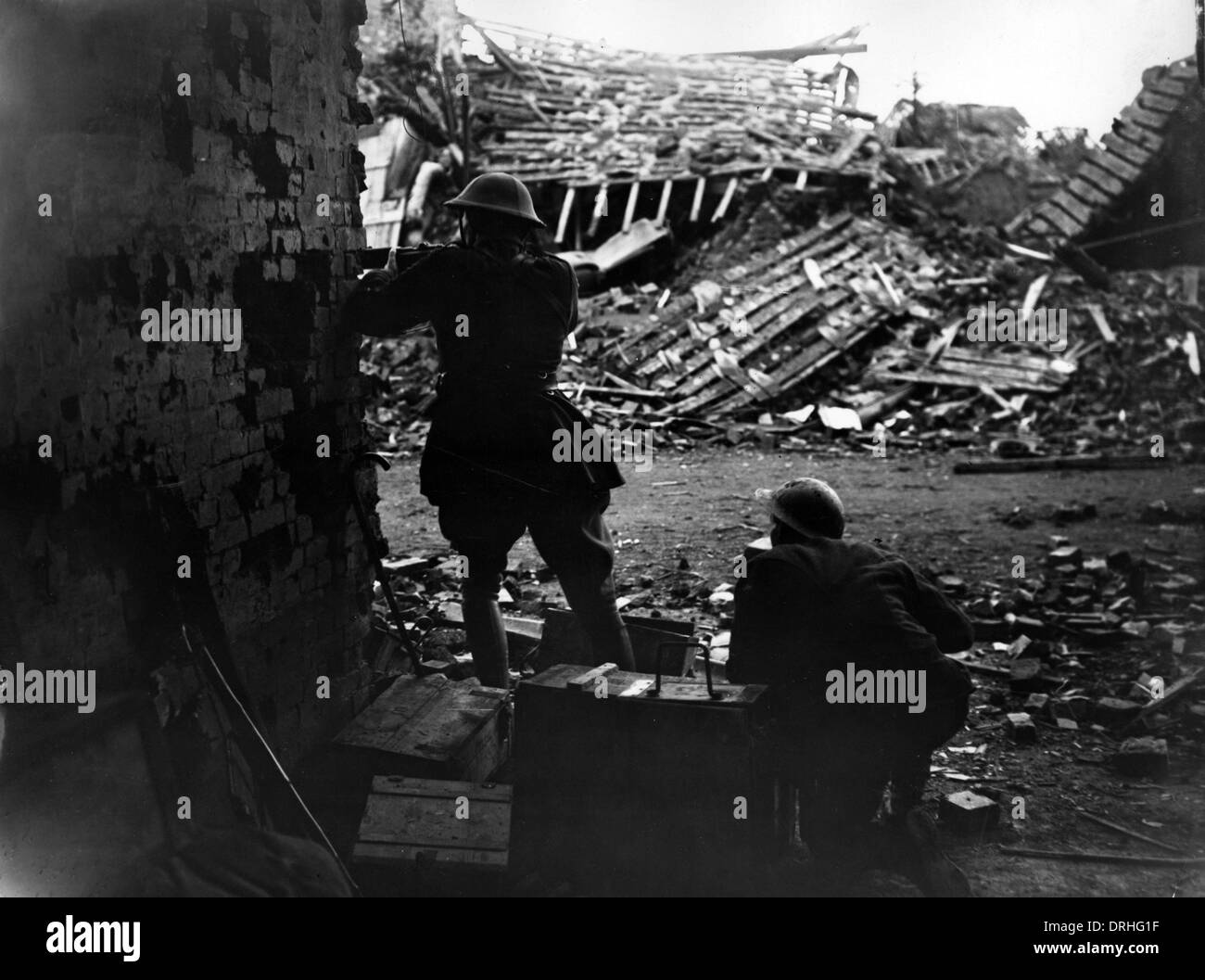 Two British soldiers shooting from behind a wall, WW1 Stock Photo
