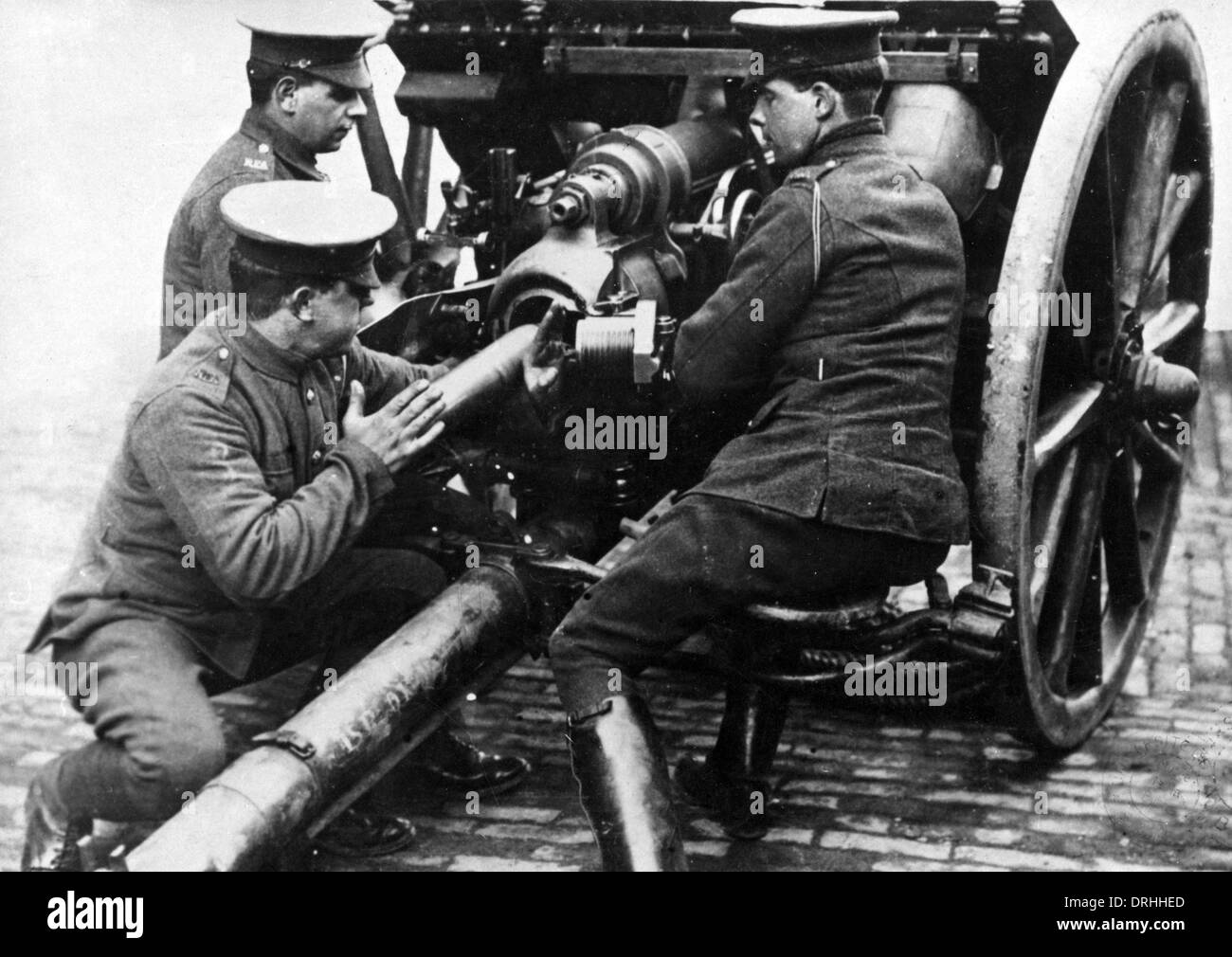 Loading british field gun ww1 Black and White Stock Photos & Images Alamy