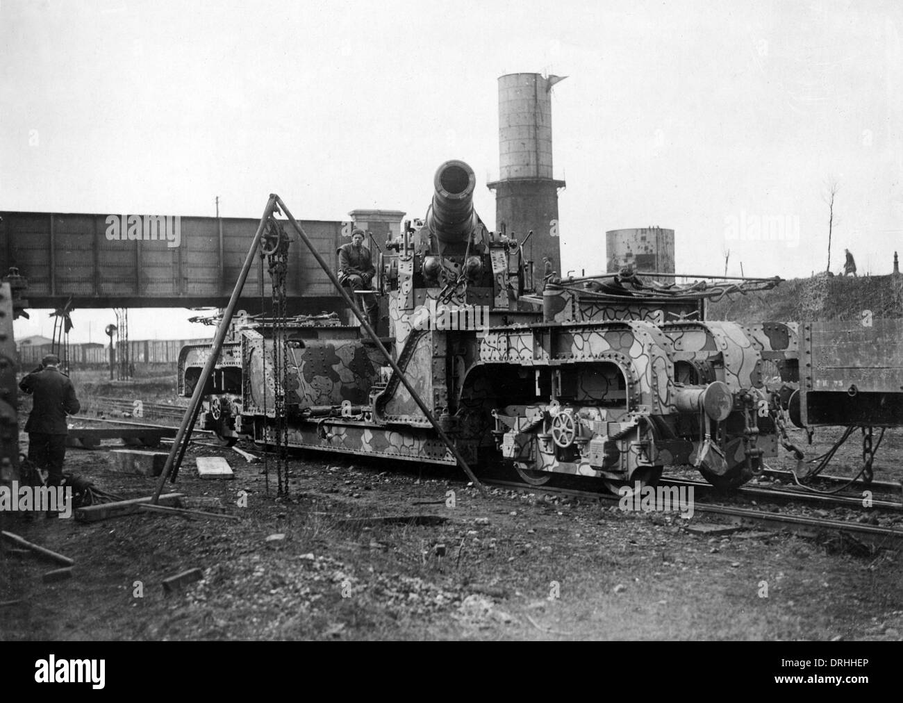 Large British gun being assembled, France, WW1 Stock Photo
