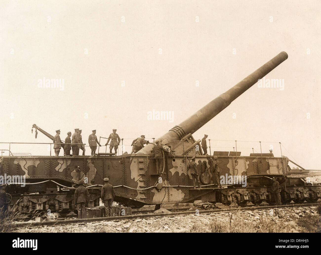 Large British gun inspected by V and officers, WW1 Stock Photo
