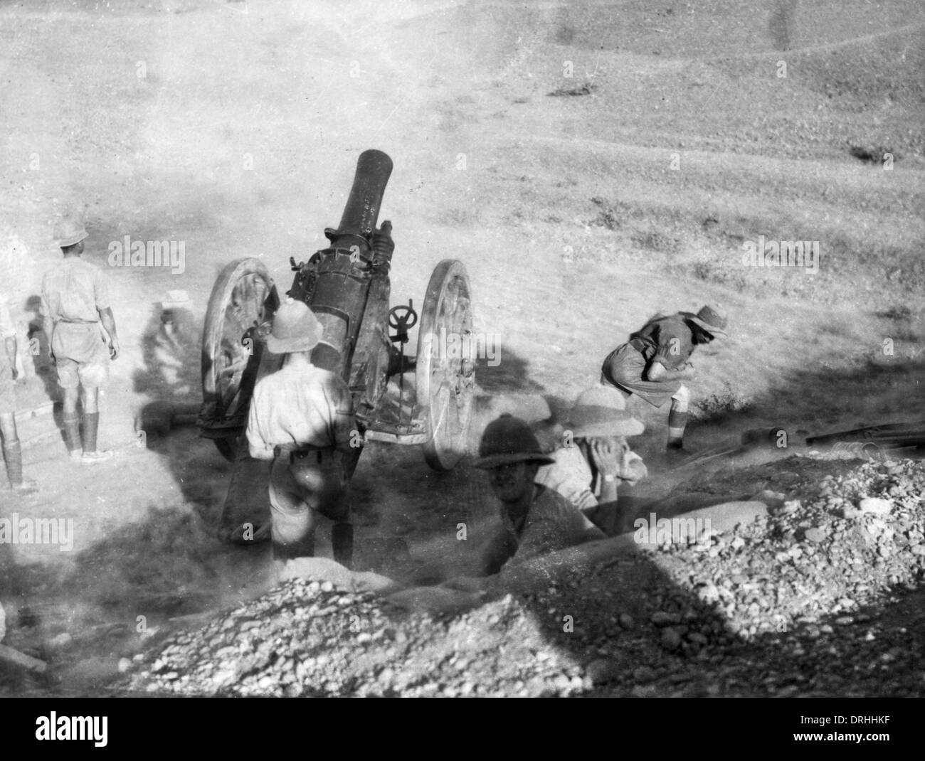 Howitzer in action in the desert, WW1 Stock Photo