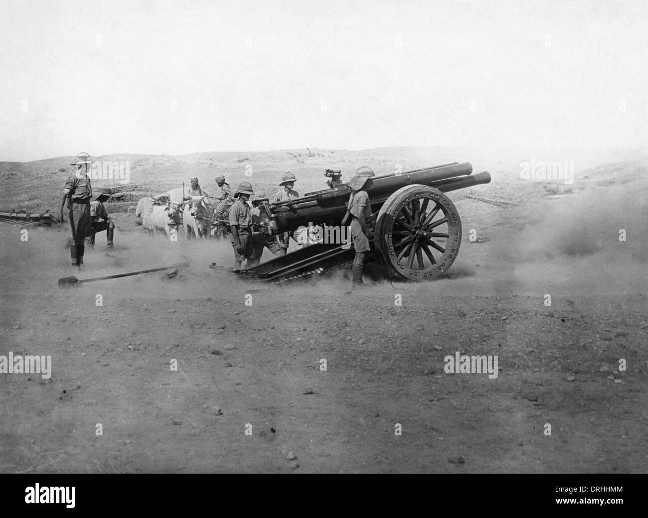 Heavy artillery in action in the desert, WW1 Stock Photo Alamy