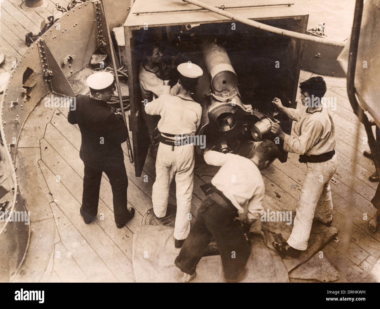Working a gun on submarine parent ship, WW1 Stock Photo