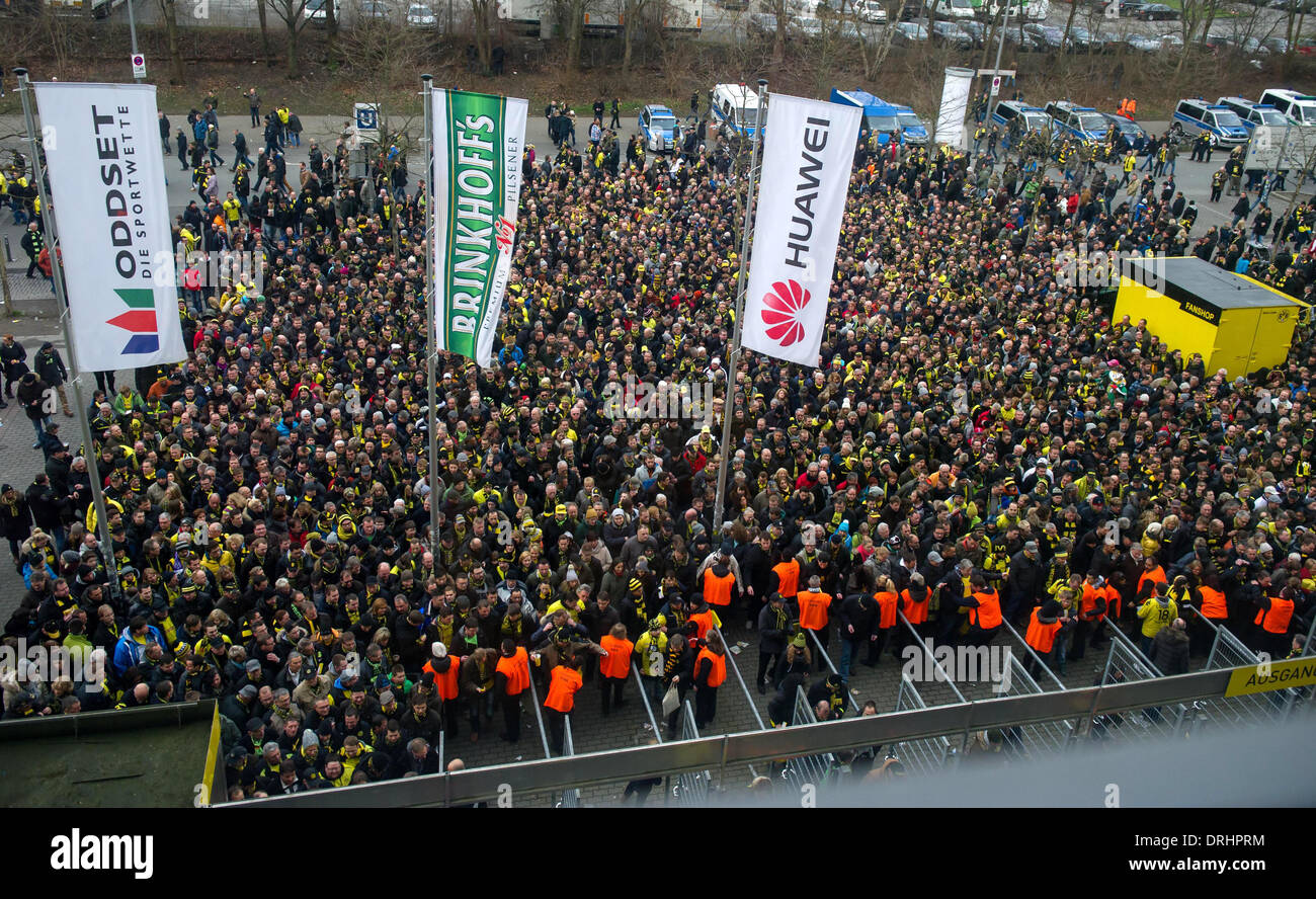 Dortmund, Germany. 25th Jan, 2014. Fans wait in front of the stadion before the Bundesliga soccer game Borussia Dortmund vs FC Augsburg at Signal-Iduna-Park in Dortmund, Germany, 25 January 2014. Photo: Thomas Eisenhuth/dpa - ATTENTION! NO WIRE SERVICE -/dpa/Alamy Live News Stock Photo