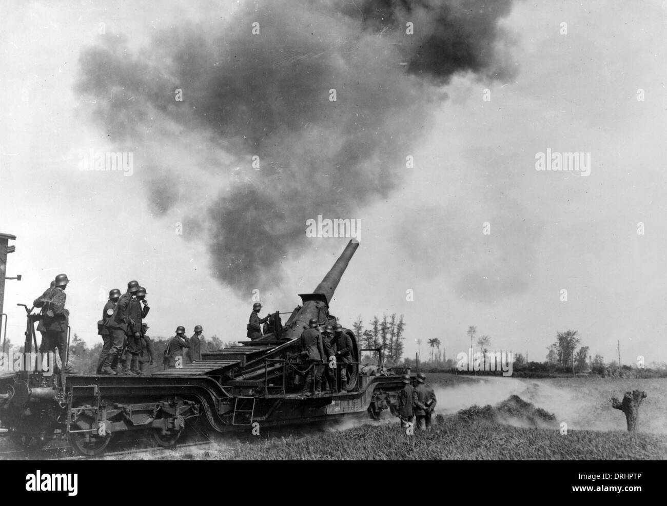 German gunners with 17cm rapid firing gun, WW1 Stock Photo