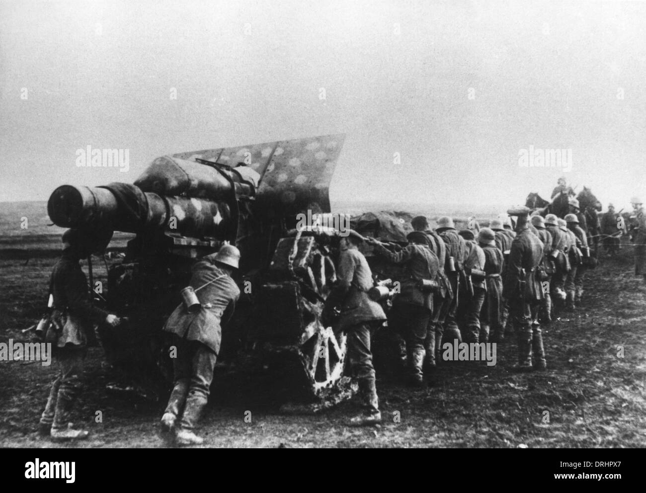 German gunners hauling 21cm mortar howitzer, WW1 Stock Photo