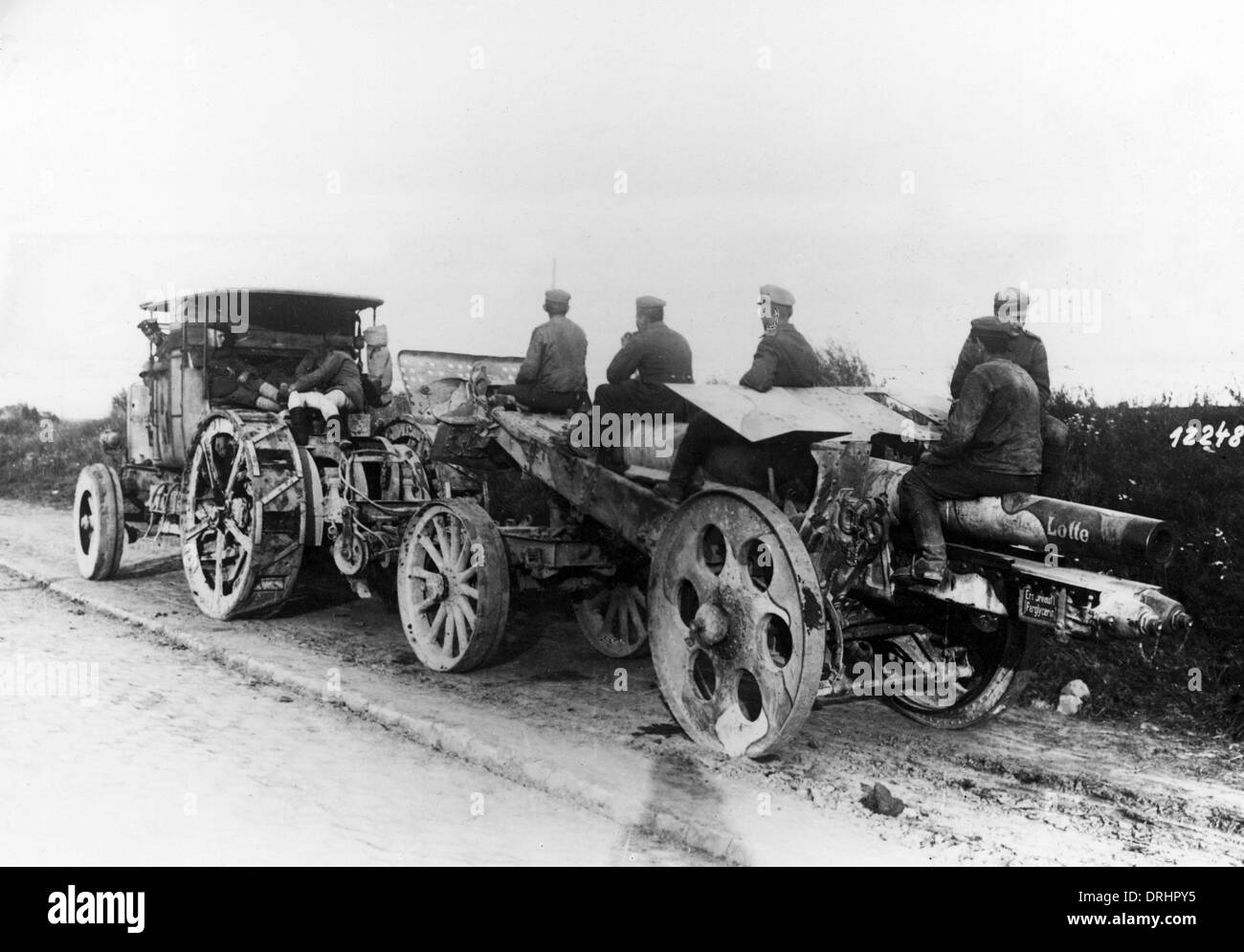 German howitzer transported by tractor, WW1 Stock Photo