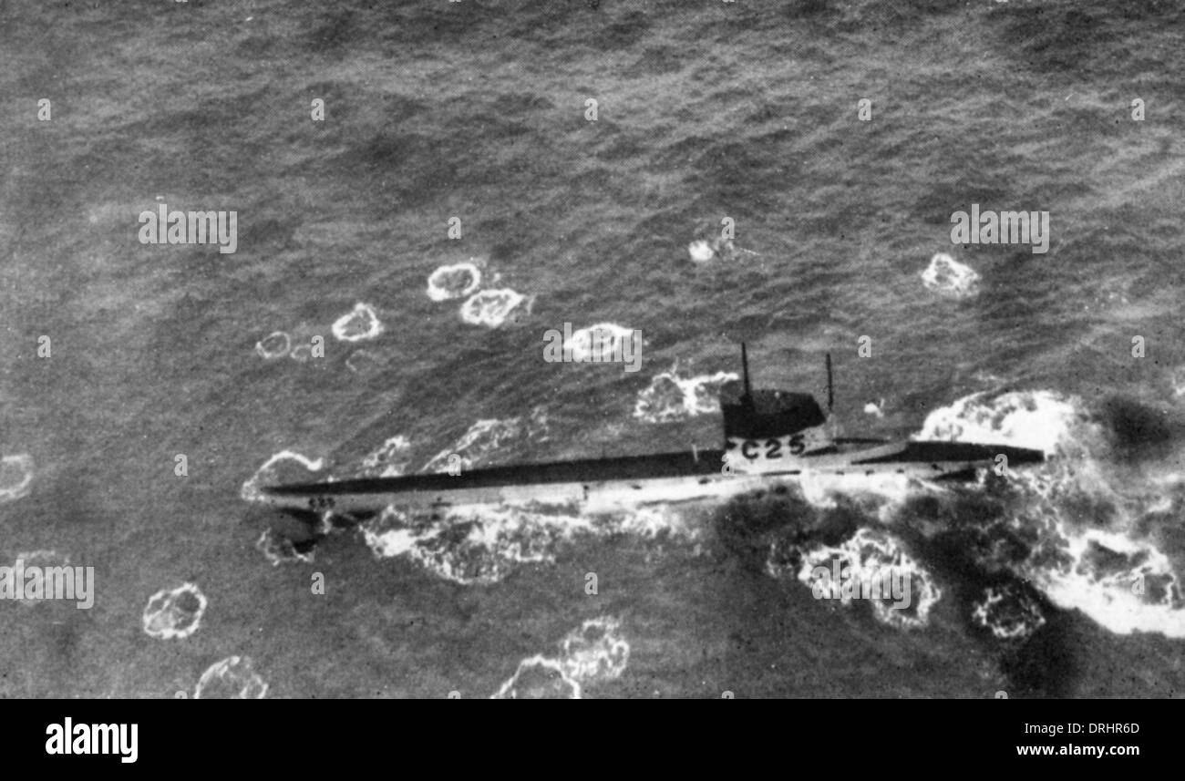 British submarine HMS C25 under attack, WW1 Stock Photo
