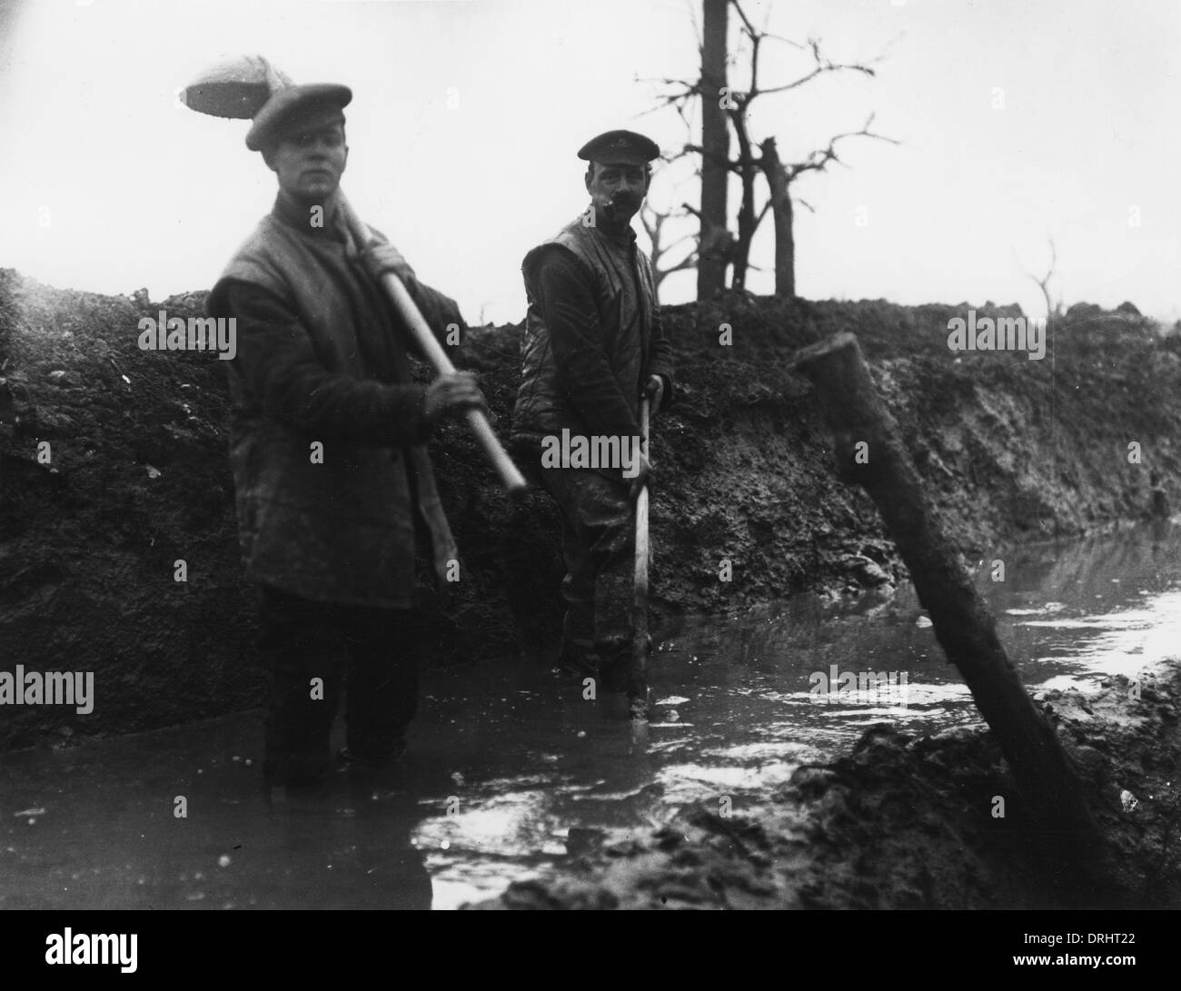 Two British Soldiers Working In A Ditch, WW1 Stock Photo - Alamy