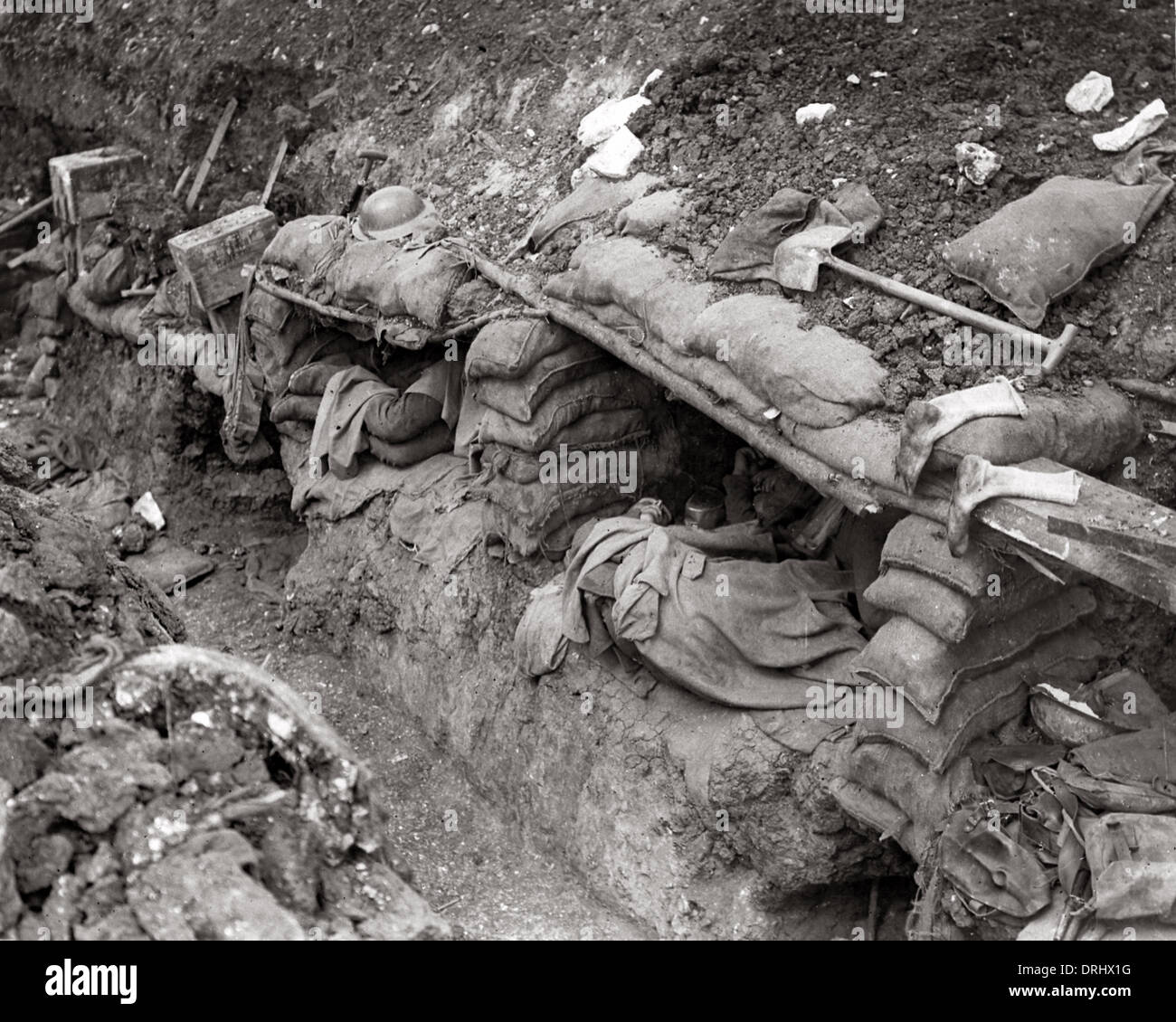 British soldiers asleep in dugout bunks, WW1 Stock Photo