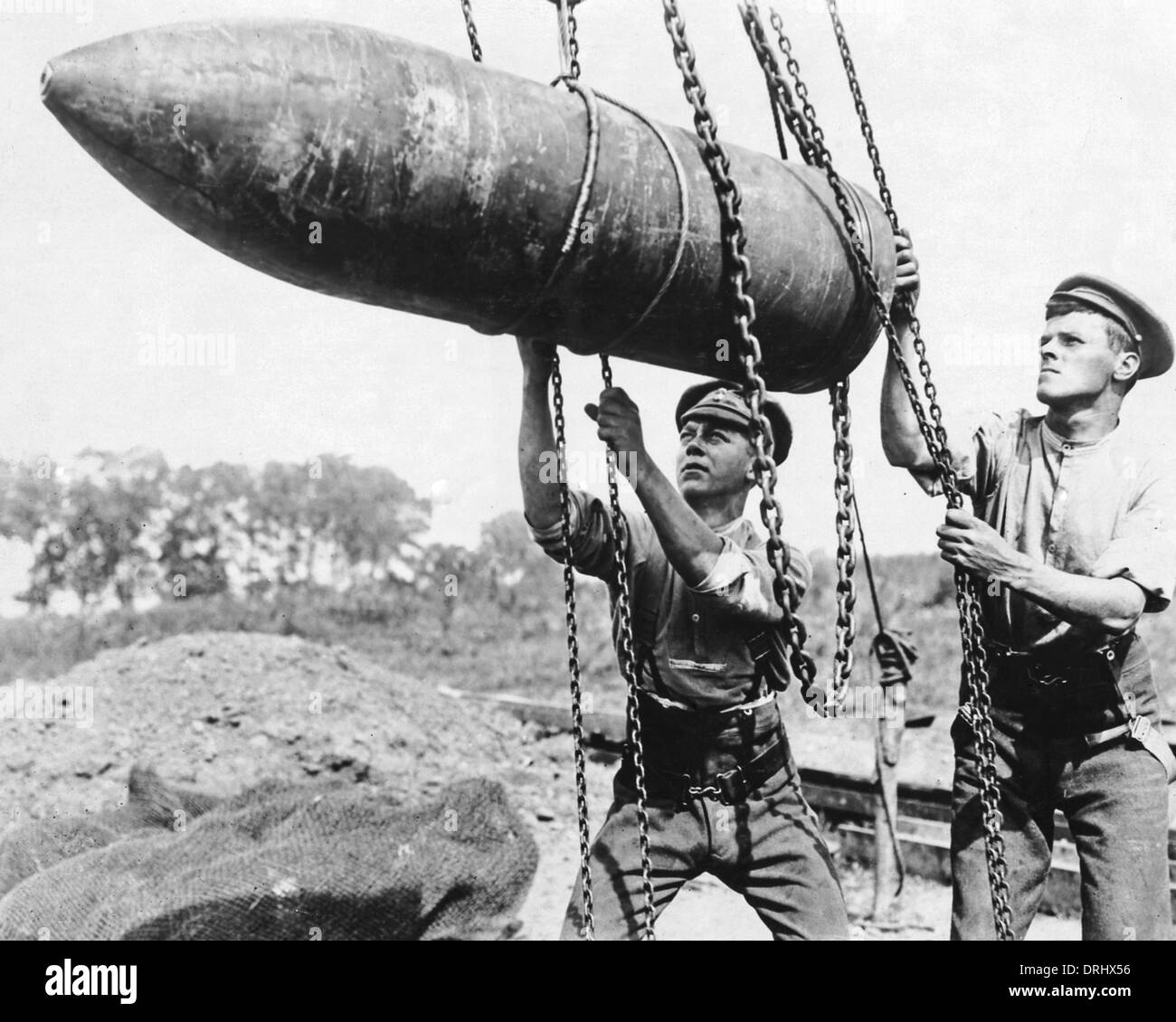 British gunners with big shell, Western Front, WW1 Stock Photo