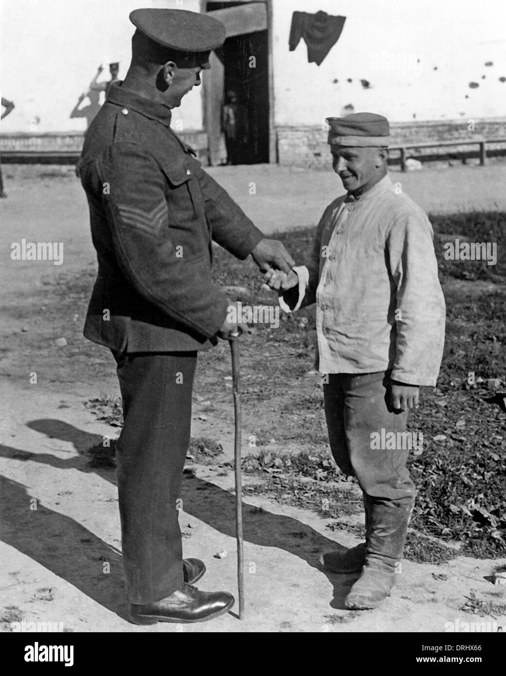 German prisoner and British sergeant, Western Front, WW1 Stock Photo