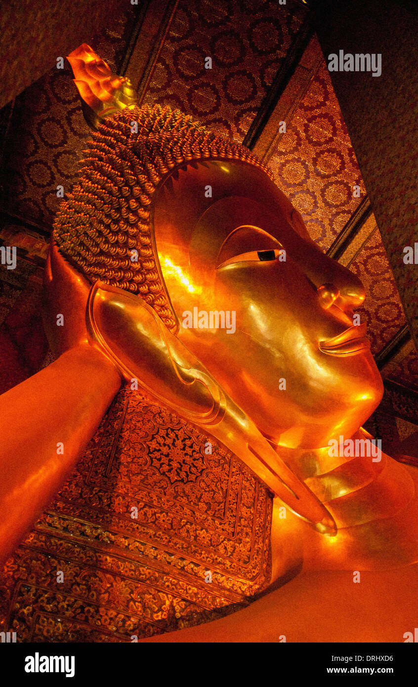 Gold reclining buddha statue in Wat Pho Temple of Reclining Buddha ...