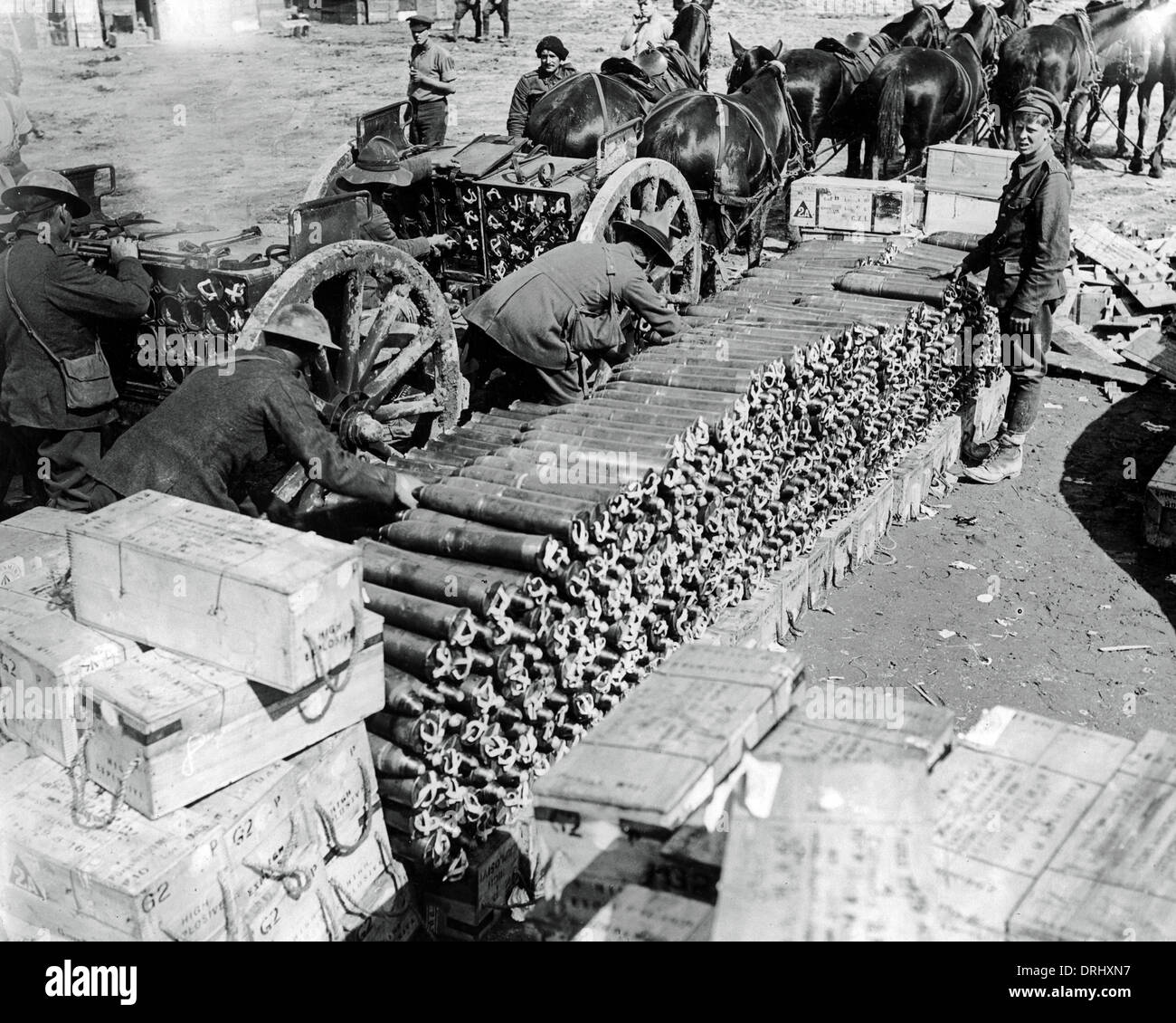 British troops loading up ammunition, Western Front, WW1 Stock Photo