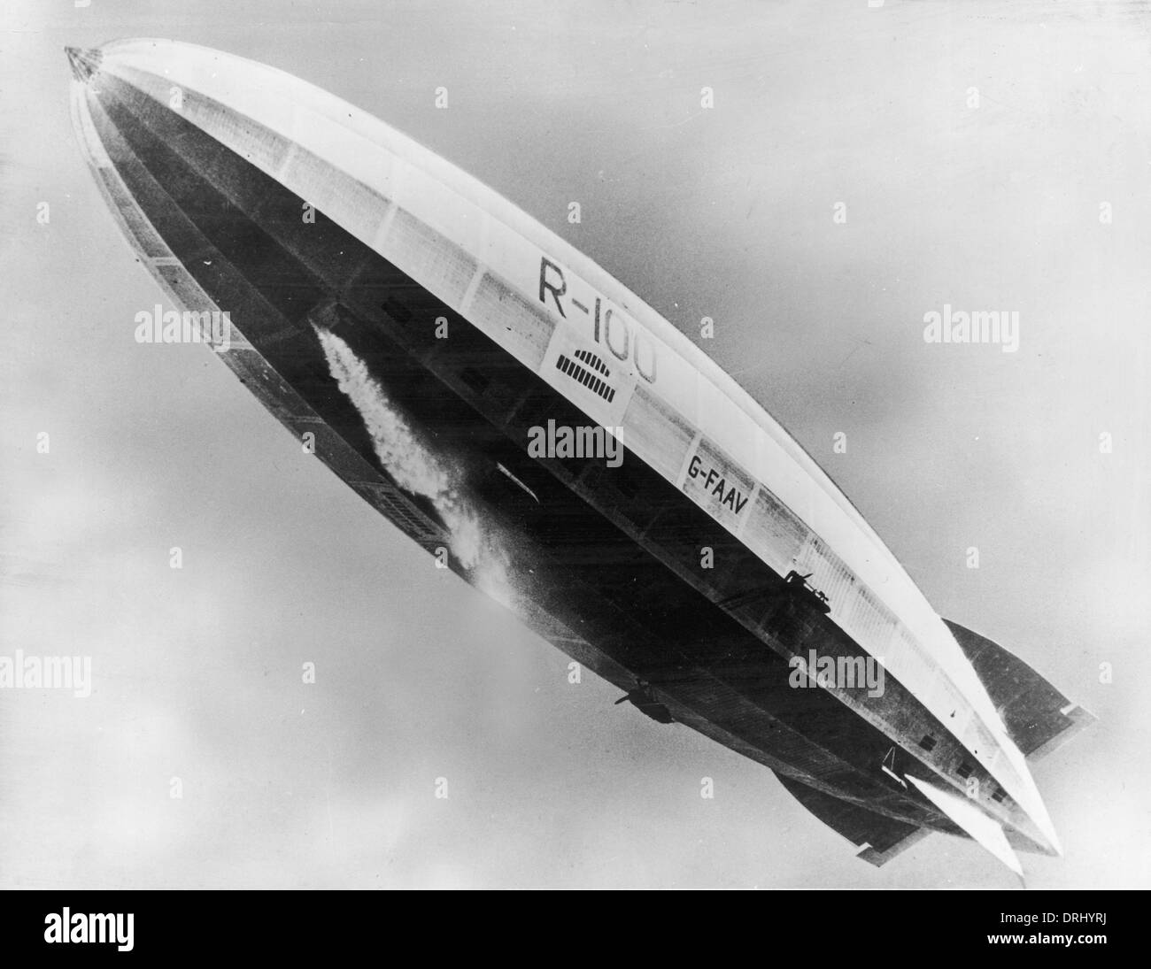 British R100 airship in flight Stock Photo