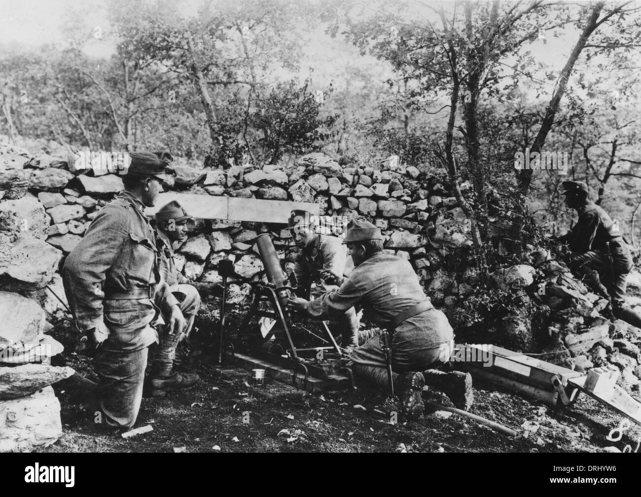 Austrian gunners operating mortar, WW1 Stock Photo