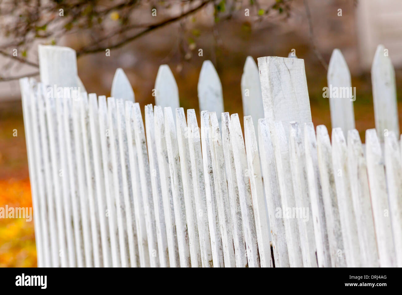 Old white fence hi-res stock photography and images - Alamy