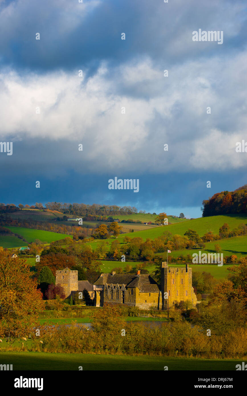 Medieval fortified manor house hi-res stock photography and images - Alamy