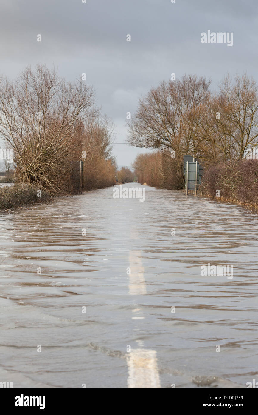 Burrowbridge, Somerset, UK. 27th January 2014.  The A361 from Burrowbridge to Taunton remains flooded during the extensive flooding affecting the Somerset levels Stock Photo
