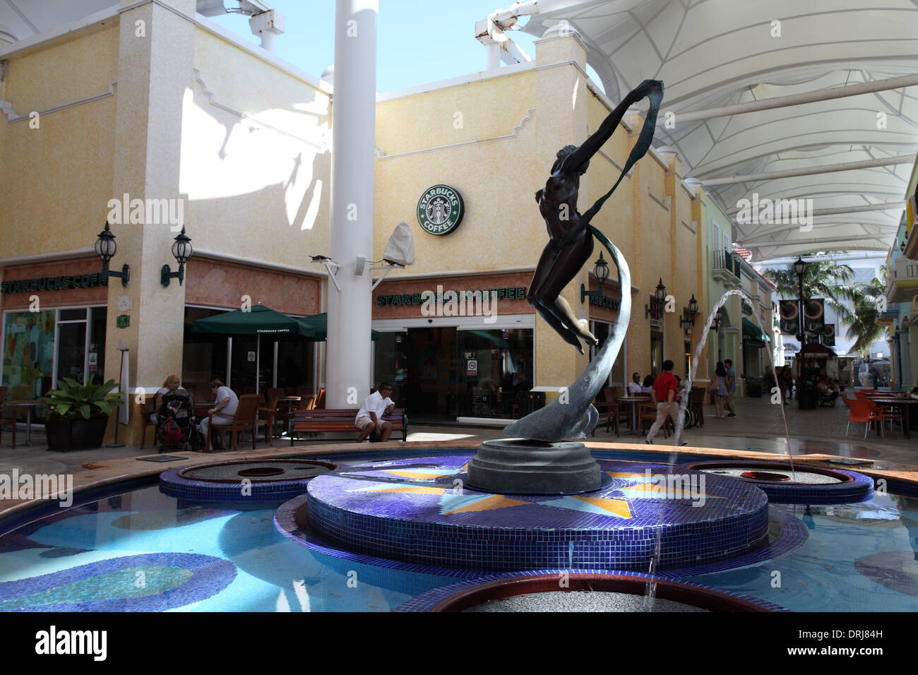 shopping centre in cancun mexico