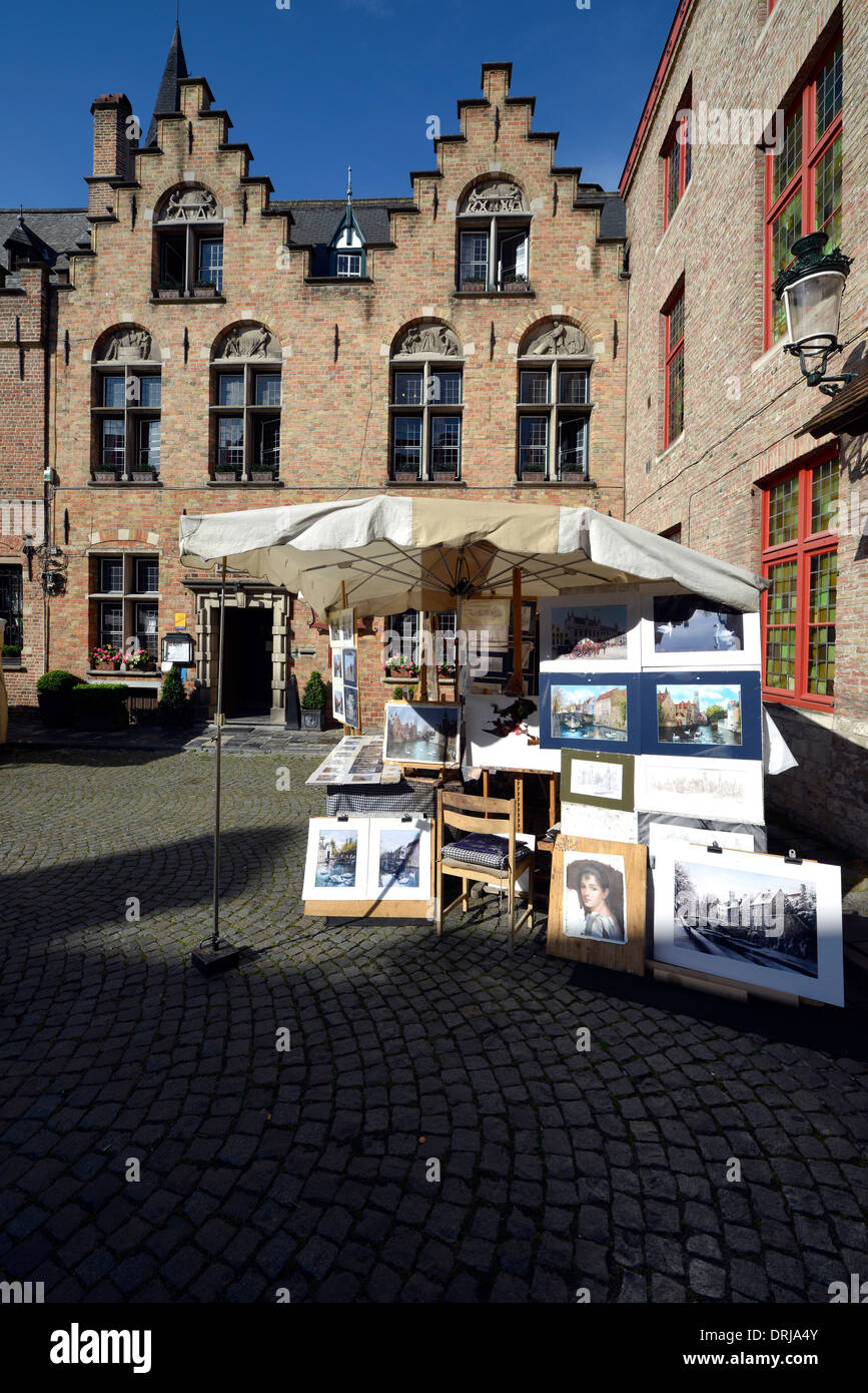 Painter, artist before hotel restaurant Duc de Bourgogne, guild houses, Old Town, UNESCO world cultural heritage Brugge, Flander Stock Photo