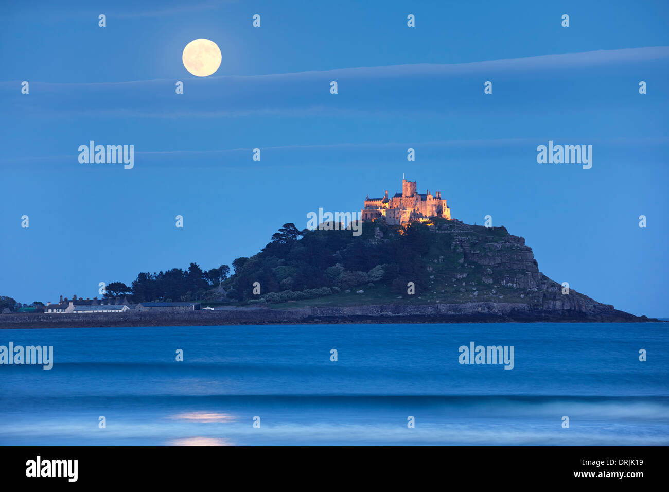 2013 Supermoon rising above St Michael's Mount, Cornwall Stock Photo