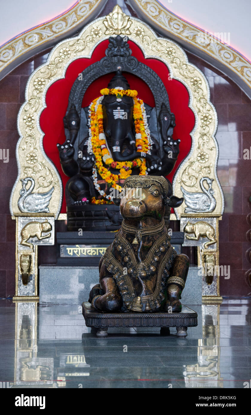 Stone Ganesha and Nandi the bull inside the prayer hall at Super Speciality hospital. Puttaparthi, Andhra Pradesh, India Stock Photo