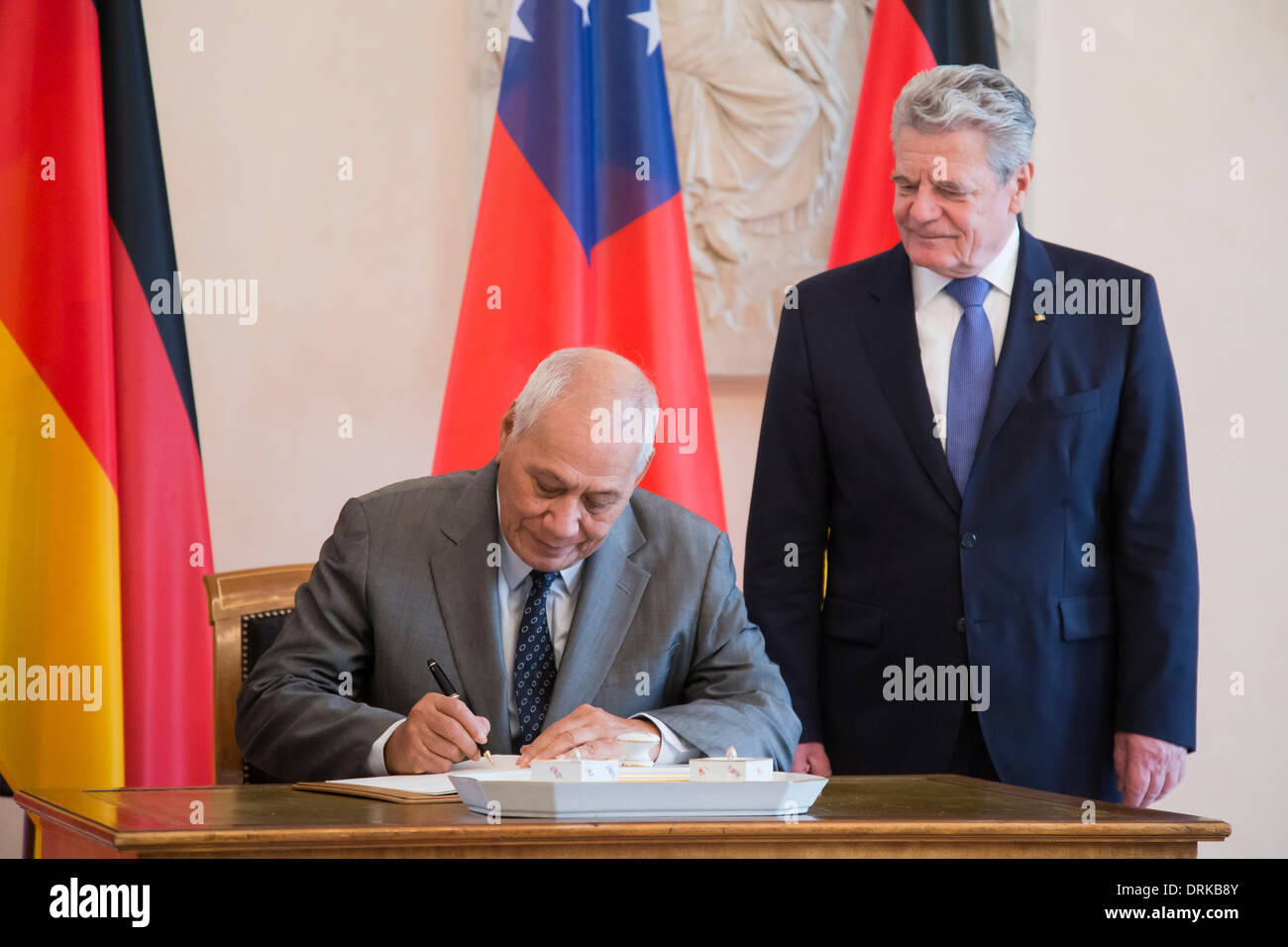 Berlin, Germany. January 28th, 2014. German President Gauck welcomes the head of the independent State of Samoa, Tui Atua Tupua Tamasese Efi, with military honours at Palace Bellevue in Berlin. / Picture: President Joachin Gauck of German and Tupua Tamasese Tupuola Tufuga Efi of Samoa. Credit:  Reynaldo Chaib Paganelli/Alamy Live News Stock Photo