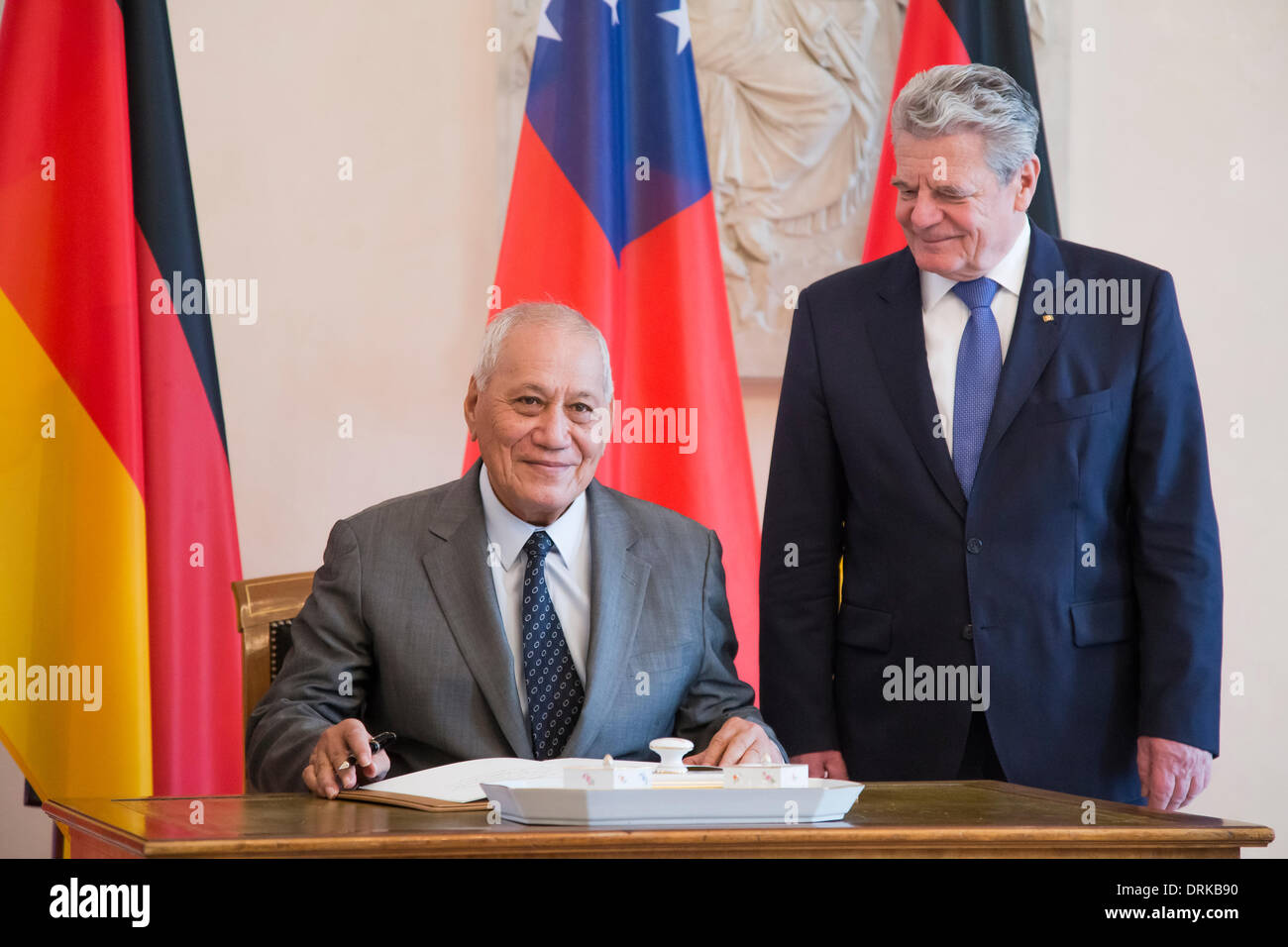 Berlin, Germany. January 28th, 2014. German President Gauck welcomes the head of the independent State of Samoa, Tui Atua Tupua Tamasese Efi, with military honours at Palace Bellevue in Berlin. / Picture: President Joachin Gauck of German and Tupua Tamasese Tupuola Tufuga Efi of Samoa. Credit:  Reynaldo Chaib Paganelli/Alamy Live News Stock Photo