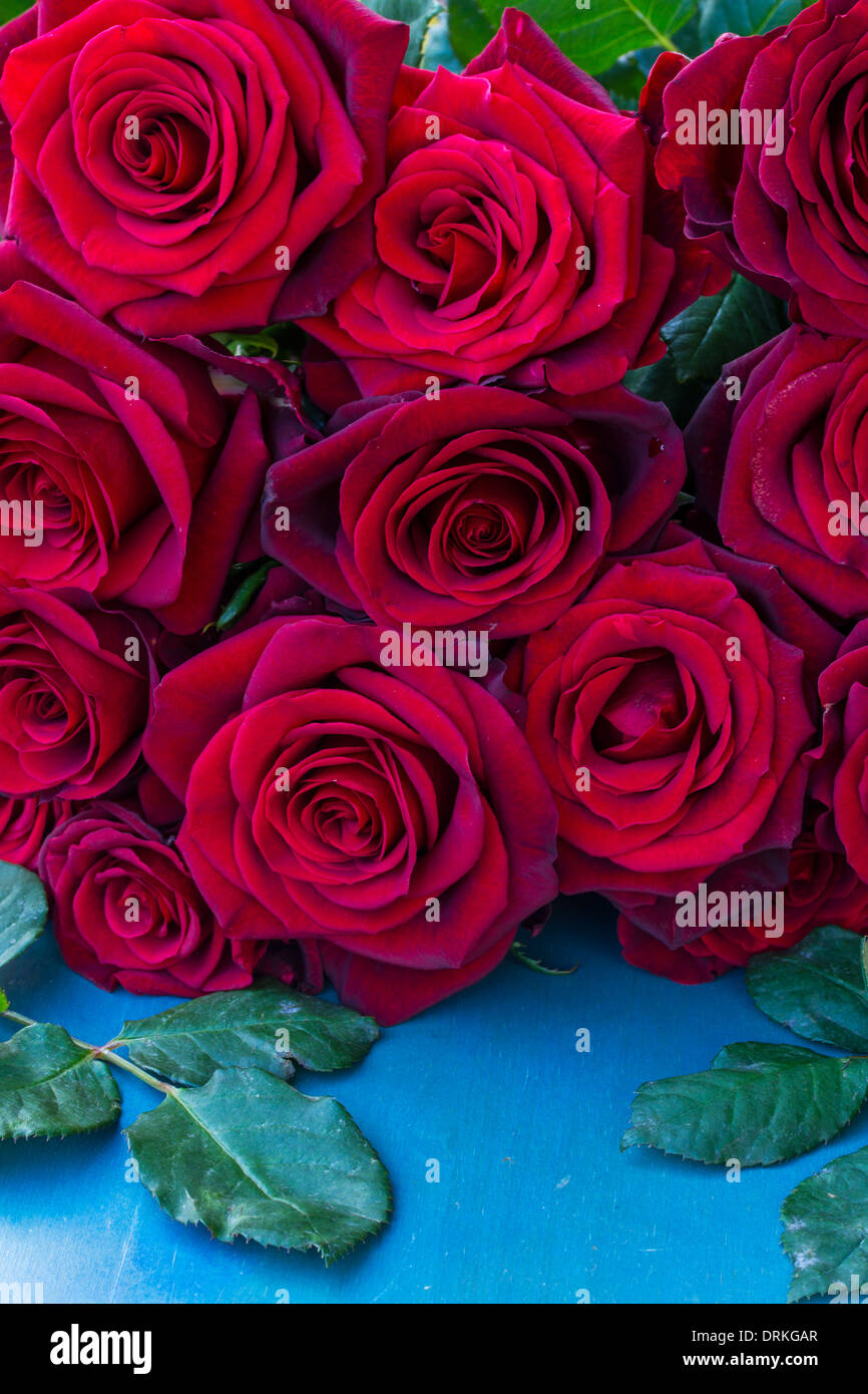 Bunch red roses on black table hi-res stock photography and images - Alamy