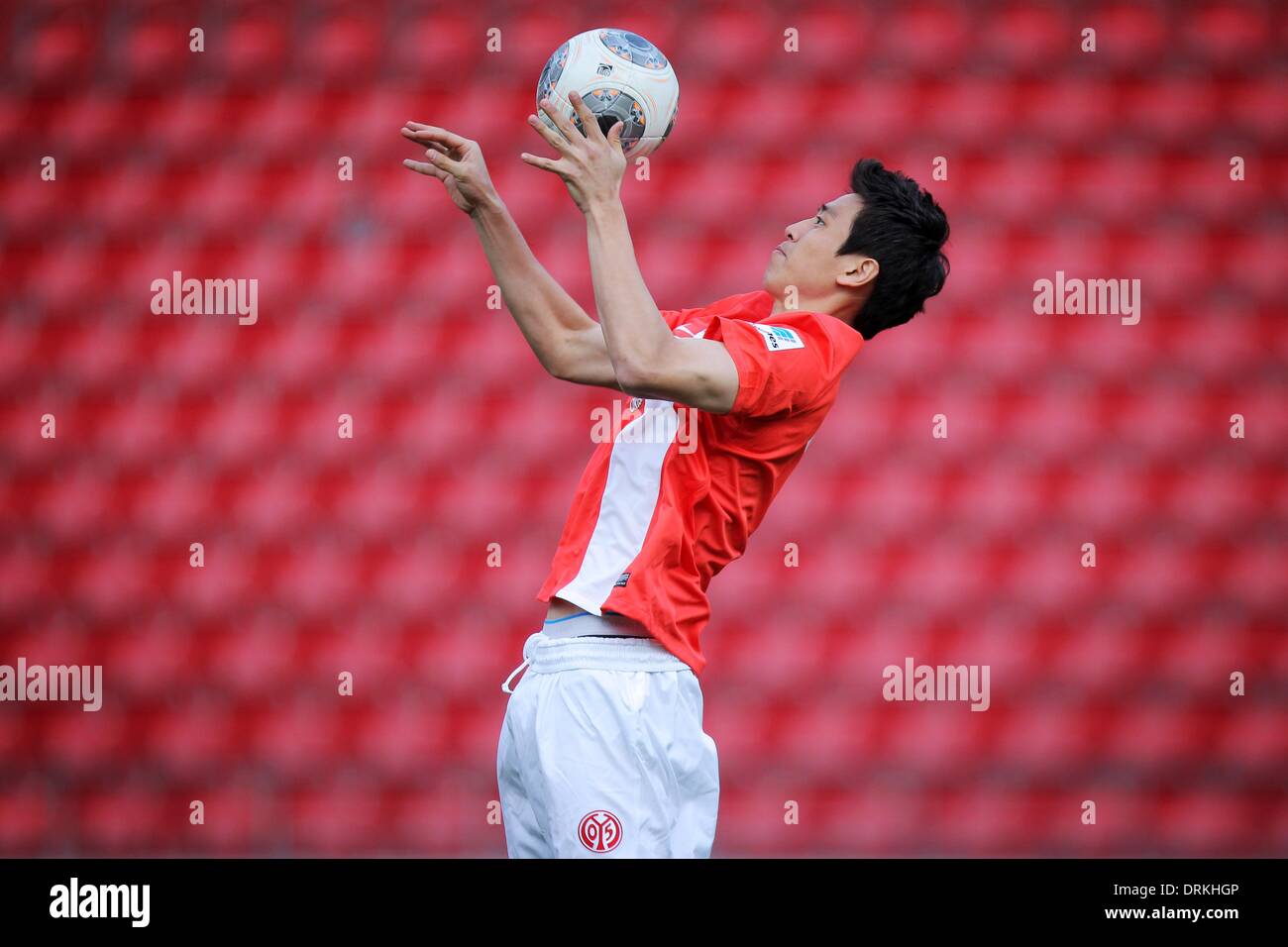 Mainz, Germany. 28th Jan, 2014. New player Ja-Cheol Koo plays the ball during a press conference at Coface Arena in Mainz, Germany, 28 January 2014. Photo: Fredrik von Erichsen/dpa/Alamy Live News Stock Photo