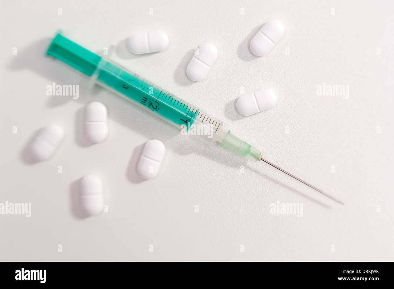 Syringe and Painkillers Stock Photo Alamy