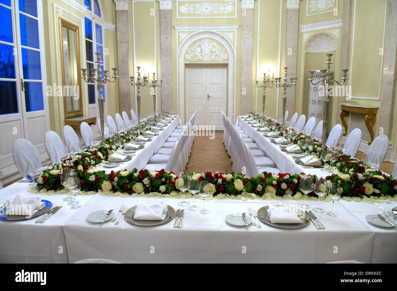 Festlich gedeckt ist die Tafel im Prinzensaal im Schloss Eller für das Abendessen mit Schwedens Kronprinzessin Victoria und Prinz Daniel am 28.01.2014 in Düsseldorf (Nordrhein-Westfalen). Zwei Tage lang besuchen die 36-jährige Thronfolgerin und ihr 40 Jahre alter Ehemann mit einer Wirtschaftsdelegation Deutschland. Foto: Federico Gambarini/dpa Stock Photo