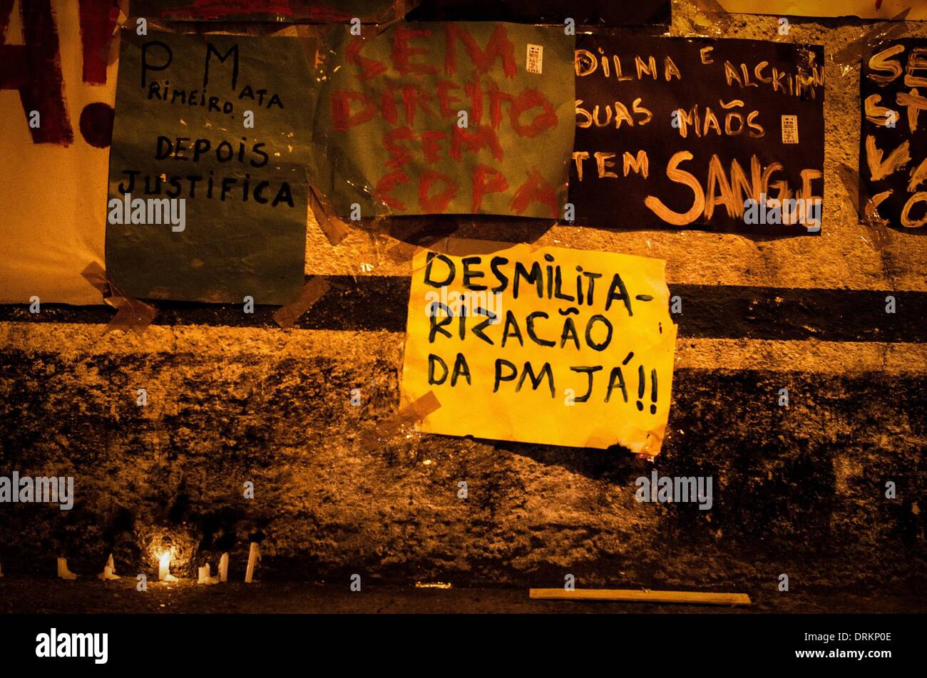 Sao Paulo, Brazil. 28th Jan, 2014. People hold a vigil in front of the hospital in downtown Sao Paulo where the young shot by the police in the last saturday's (25) demonstration against the World Cup is hospitalized, in ICU. Fabricio Chaves, 22, was hit in the chest and the groin after being checked by three police officers and try to scape. Police in Sao Paulo says Chaves carried homemade bombs and a has threatened on of the policemen. Credit:  ZUMA Press, Inc./Alamy Live News Stock Photo