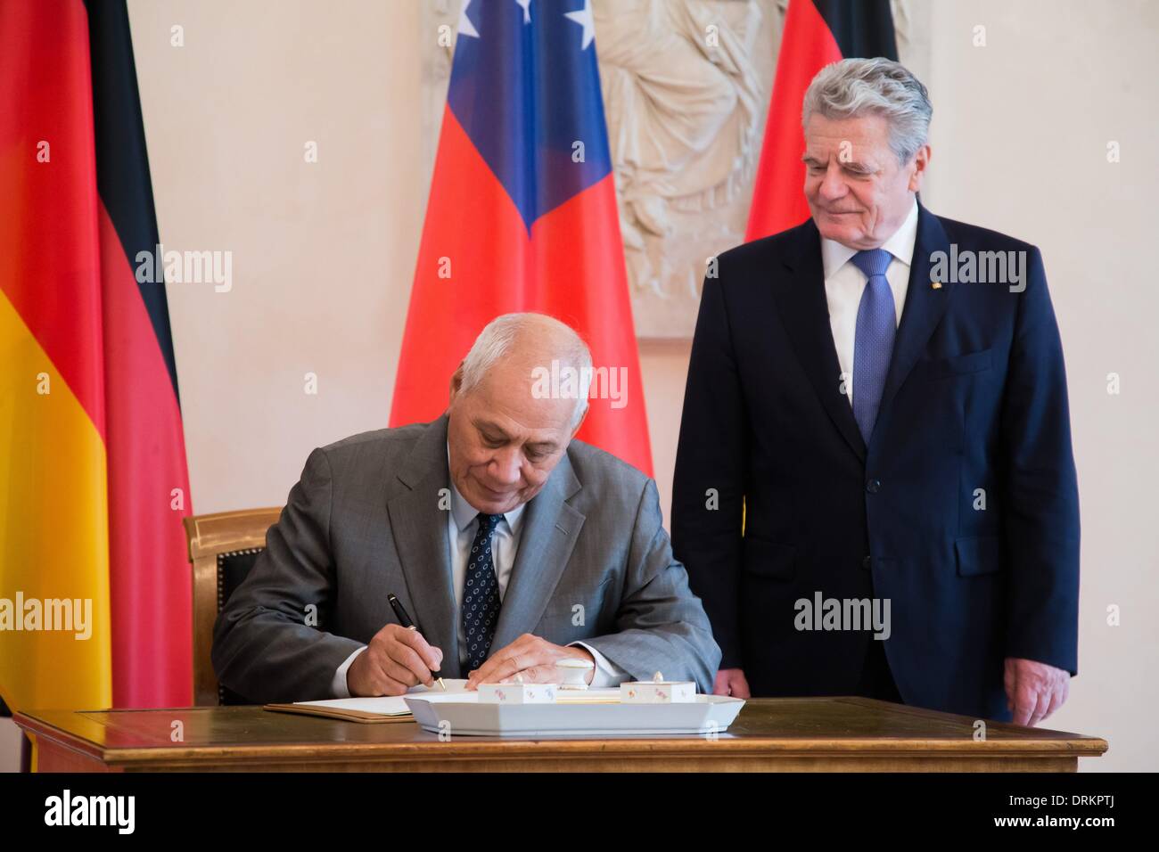 Berlin, Germany. 28th Jan, 2014. German President Gauck welcomes the head of the independent State of Samoa, Tui Atua Tupua Tamasese Efi, with military honours at Palace Bellevue in Berlin. / Picture: President Joachin Gauck of German and Tupua Tamasese Tupuola Tufuga Efi of Samoa. Credit:  Reynaldo Paganelli/NurPhoto/ZUMAPRESS.com/Alamy Live News Stock Photo