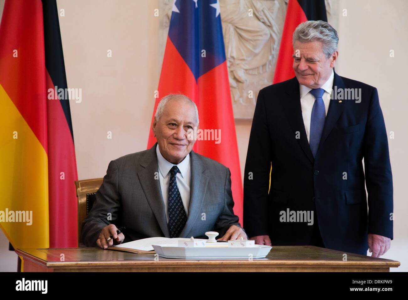 Berlin, Germany. 28th Jan, 2014. German President Gauck welcomes the head of the independent State of Samoa, Tui Atua Tupua Tamasese Efi, with military honours at Palace Bellevue in Berlin. / Picture: President Joachin Gauck of German and Tupua Tamasese Tupuola Tufuga Efi of Samoa. Credit:  Reynaldo Paganelli/NurPhoto/ZUMAPRESS.com/Alamy Live News Stock Photo