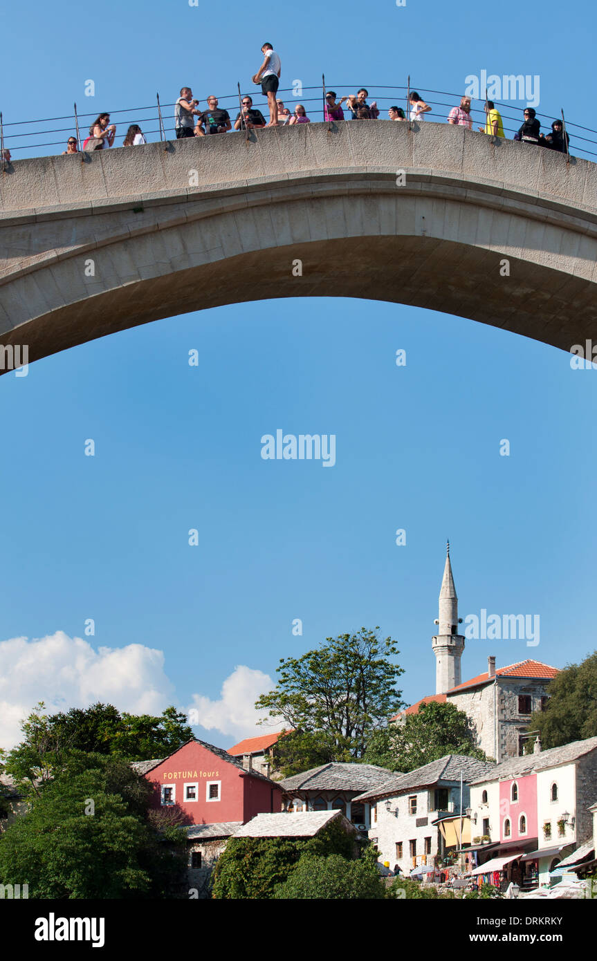 Icaro diver ready to jump from Stari Most bridge, Mostar, Bosnia and Herzegovina Stock Photo