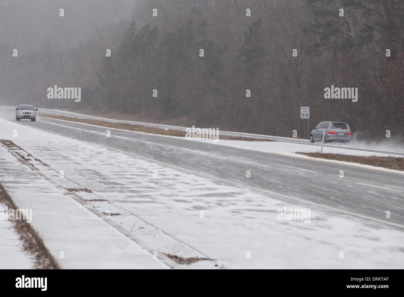 Harrison, Tennessee, USA. 28th January, 2014. Unusually cold, snowy