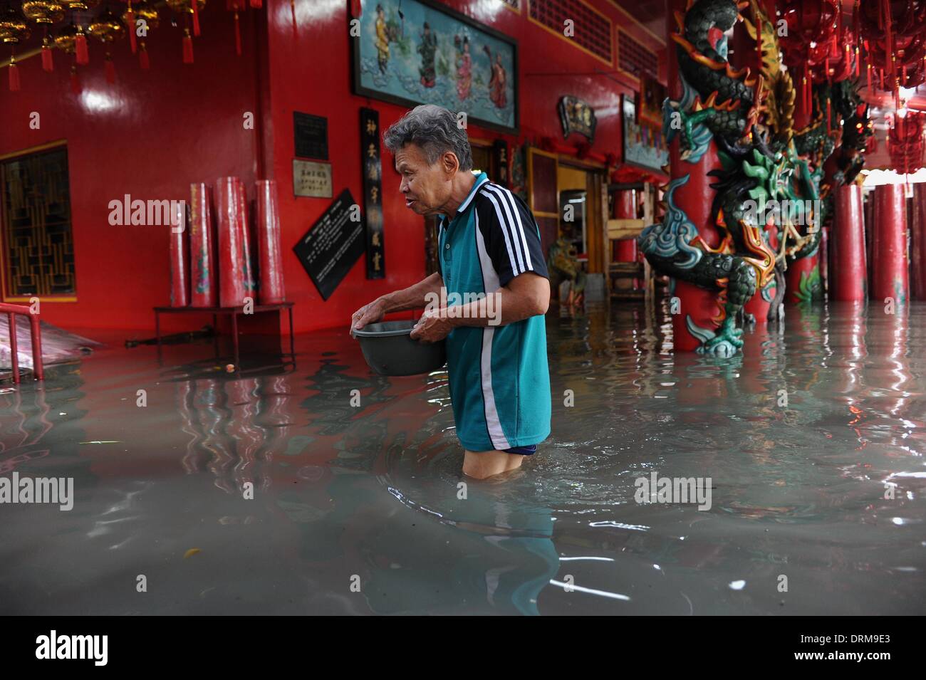 Jakarta, Indonesia. 29th Jan, 2014. An Indonesian man wades through floodwater in Jakarta, Indonesia, Jan 29. 2014. Floods, landslides and whirlwinds that hit many parts of Indonesia have claimed more than 100 lives so far this month, an official said here on Tuesday. Credit:  Zulkarnain/Xinhua/Alamy Live News Stock Photo