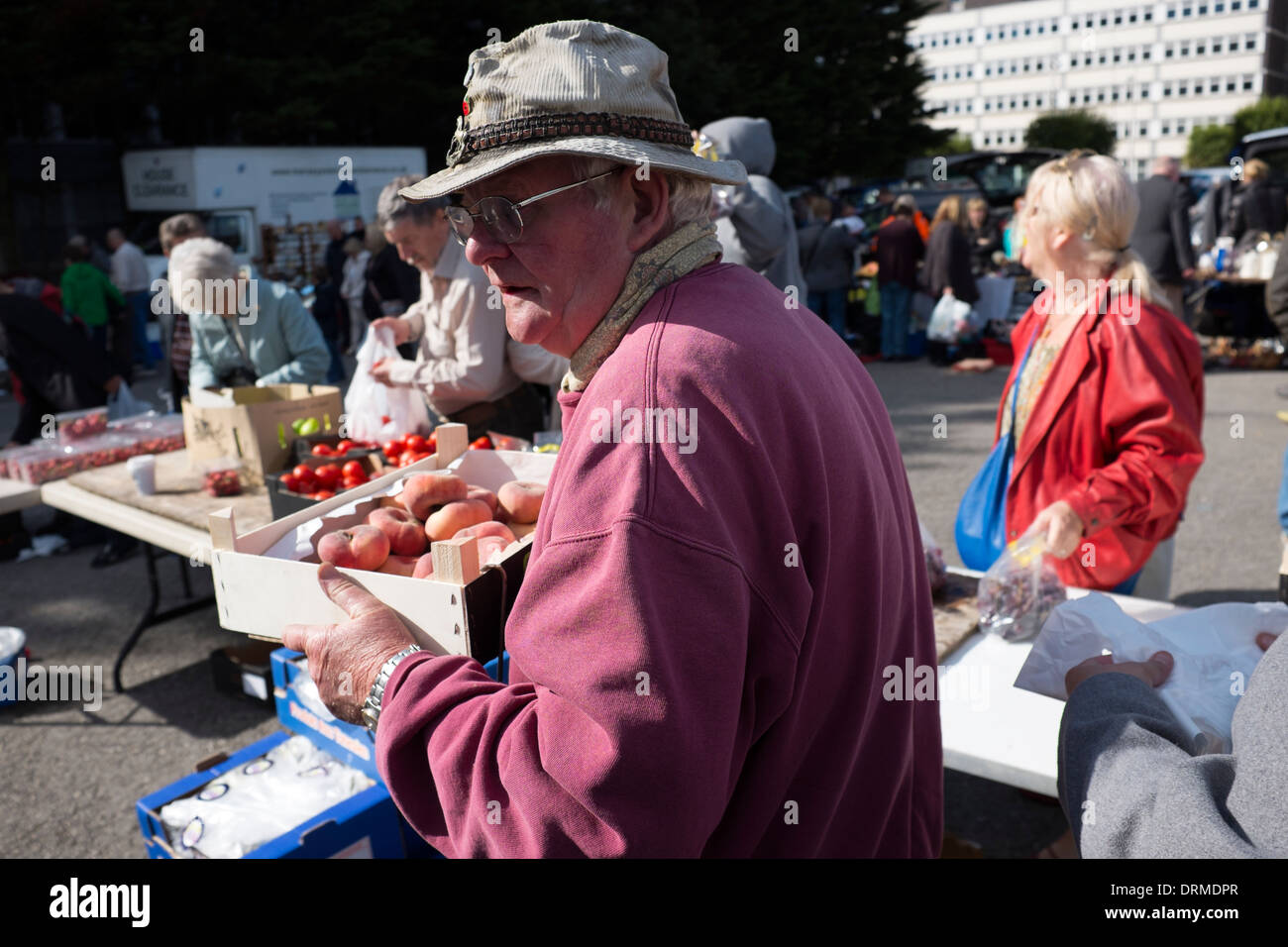 Market Stall Holder seller selling fruit & Veg Stock Photo Alamy