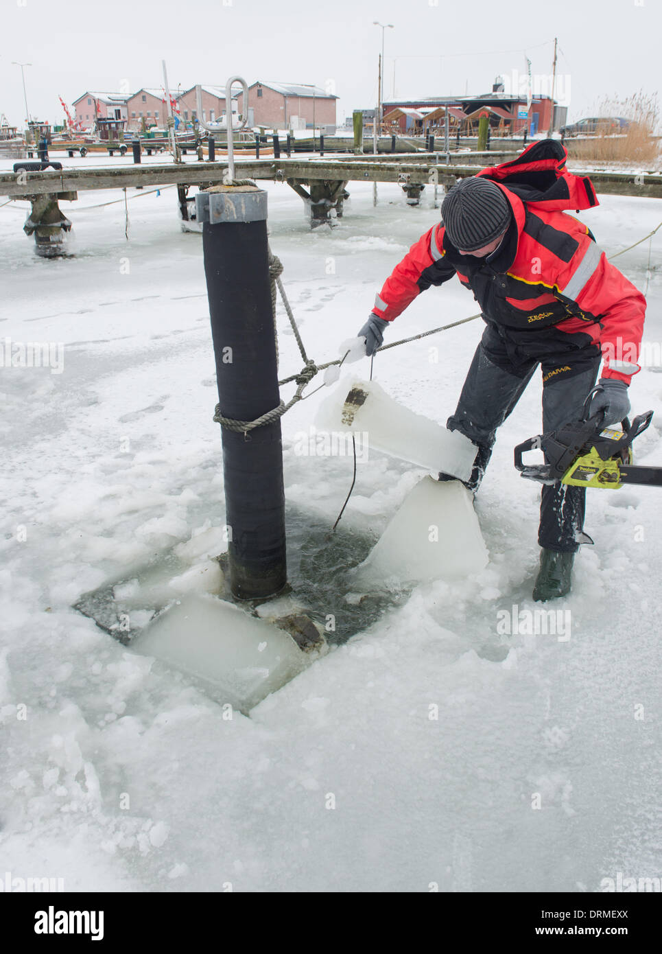Stahlbrode, Germany. 29th Jan, 2014. Boat renter Ralf Wenk saws ice