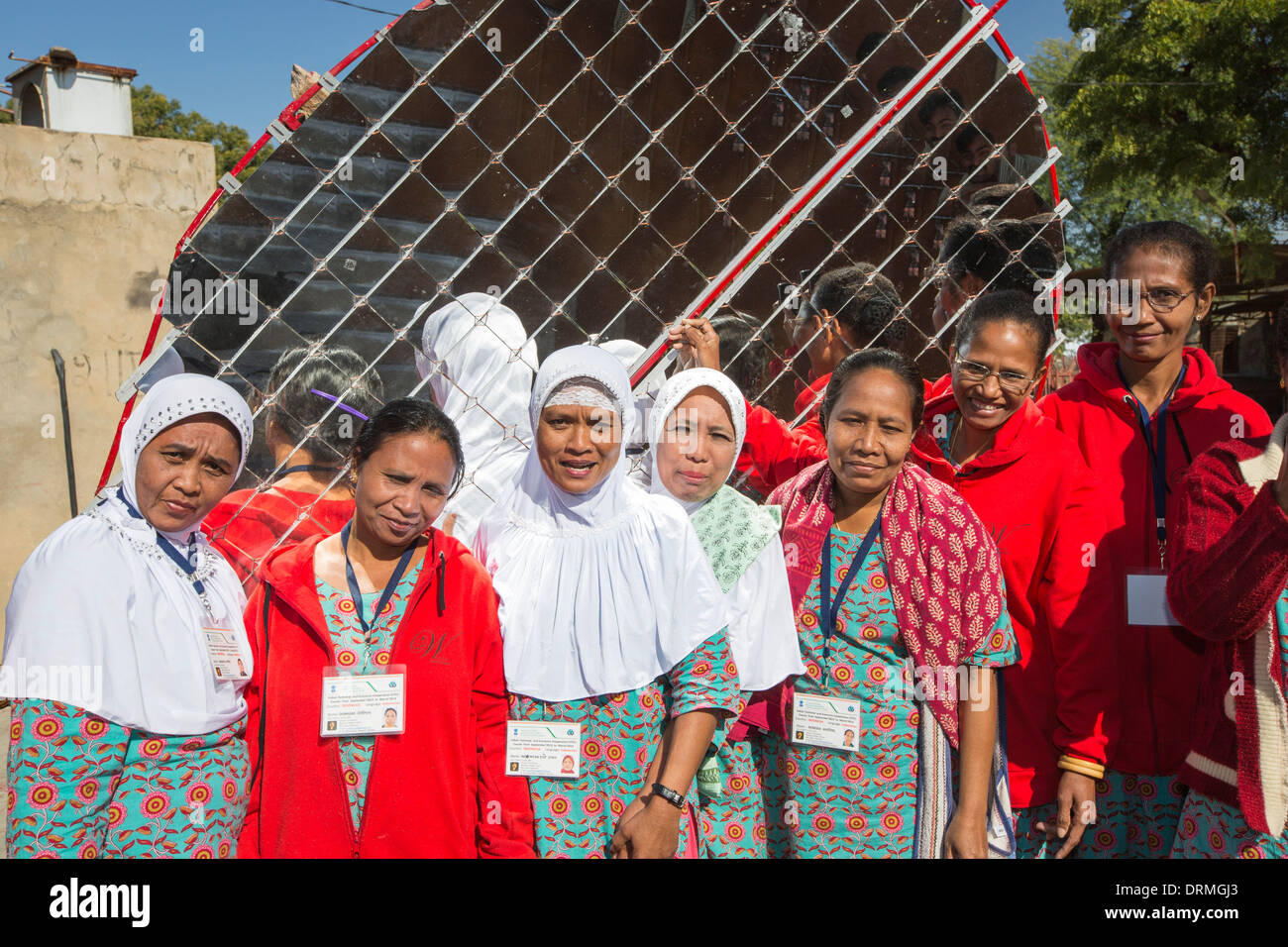 Women building solar cookers at the Barefoot College in Tilonia, Rajasthan, India Stock Photo