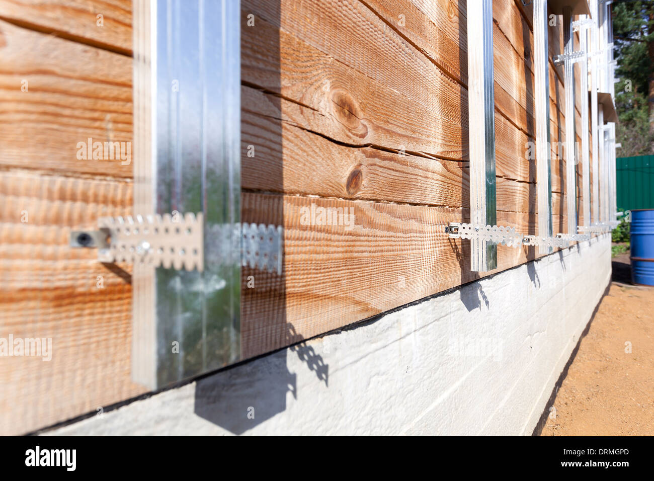 профиль 60х27 каркас под сайдинг. обрешетка под профиль. профиль 60х27 каркас под сайдинг. каркас на цоколь под металлопрофиль. обрешетка под металлосайдинг металл.